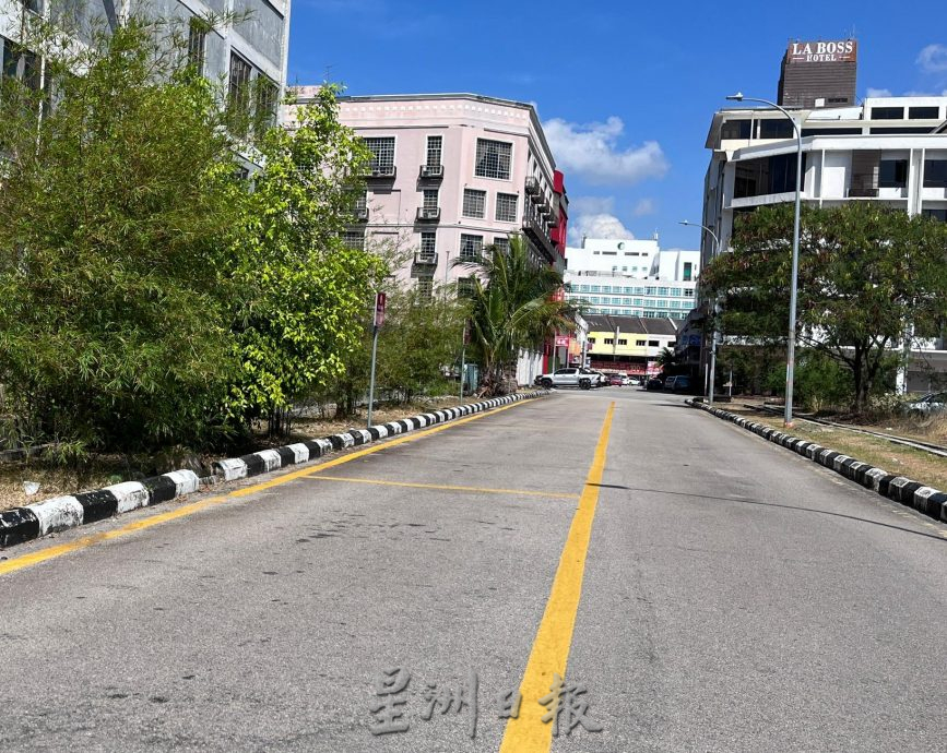 （古城第三版主文）马六甲拉也4路被巴士停车格占据半边车道