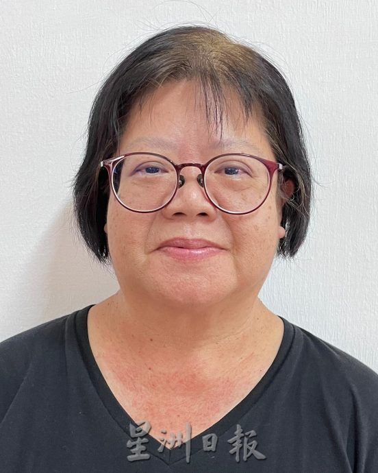 （古城第三版主文）马六甲拉也4路被巴士停车格占据半边车道