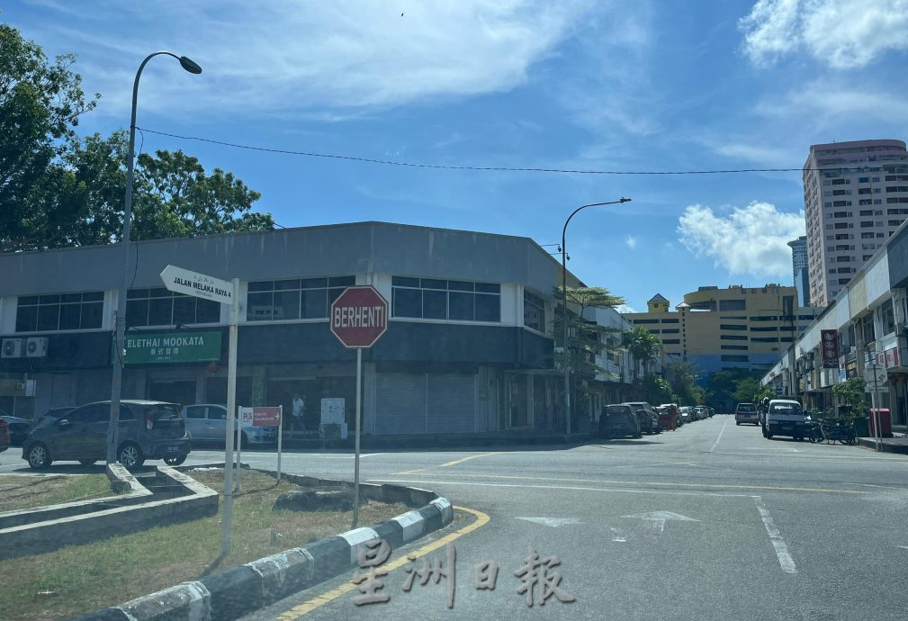 （古城第三版主文）马六甲拉也4路被巴士停车格占据半边车道