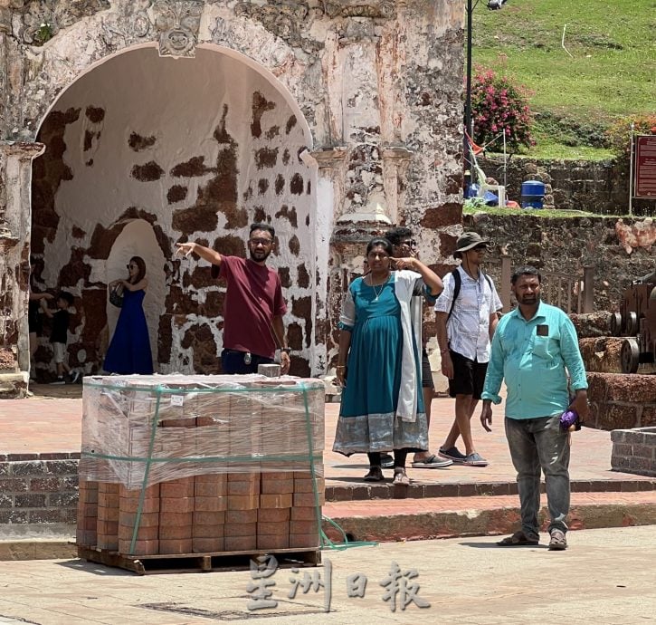 (古城第五版主文)旅游旺季 古城门缝缝补补·砖块叠放影响美感