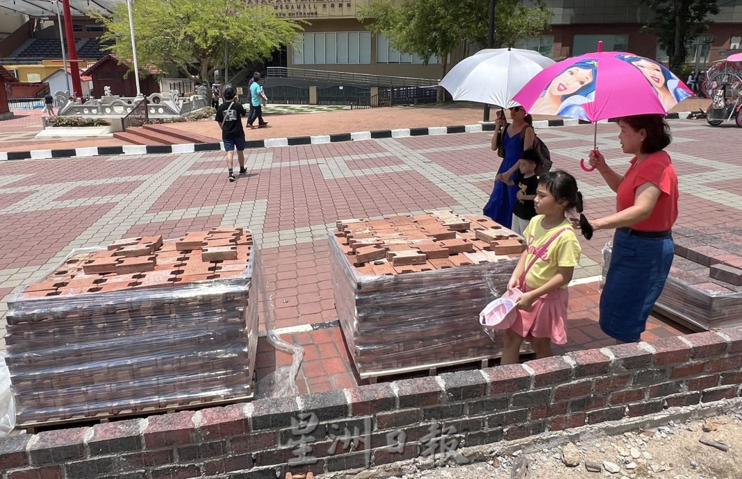 (古城第五版主文)旅游旺季 古城门缝缝补补·砖块叠放影响美感