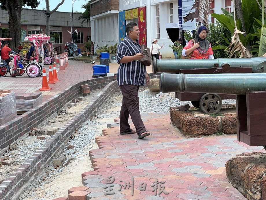 （古城第五版主文）旅游旺季 古城门缝缝补补·砖块叠放影响美感