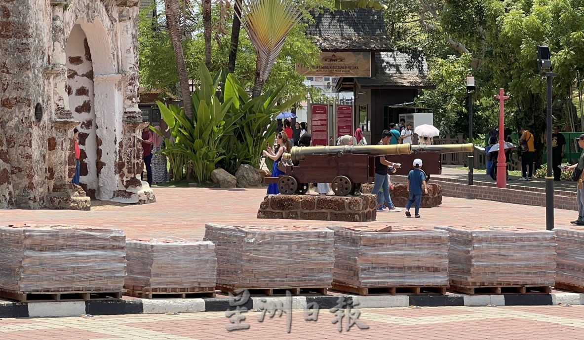 (古城第五版主文)旅游旺季 古城门缝缝补补·砖块叠放影响美感