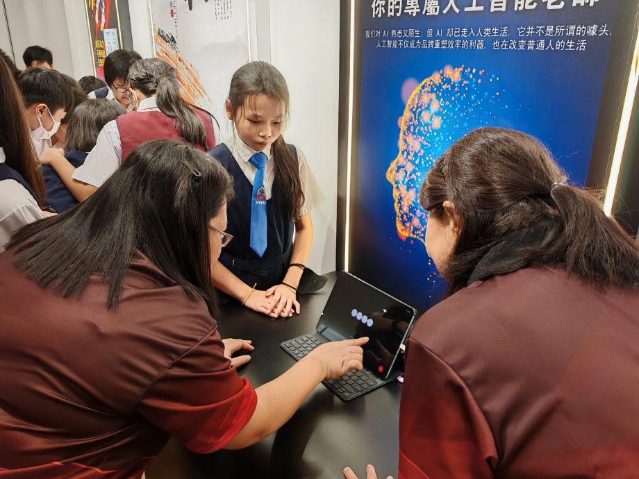 (古城第六版主文)育华书香阁除了阅读空间舒适,也设有AI设备,让学生跟上时代脚步