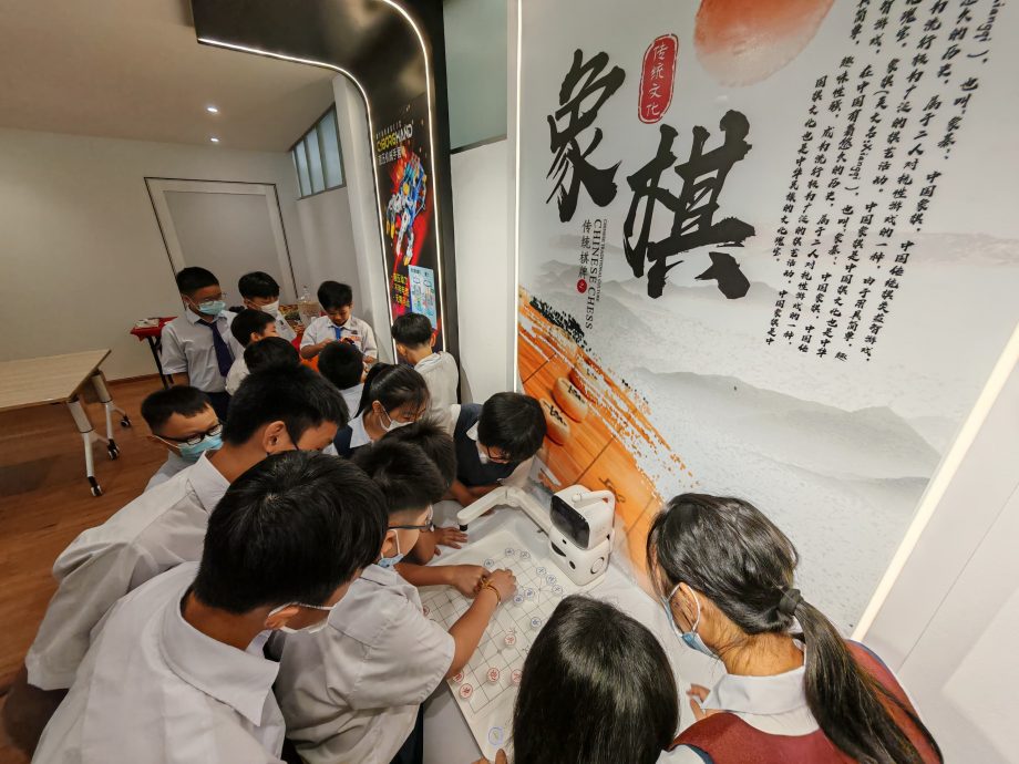 (古城第六版主文)育华书香阁除了阅读空间舒适,也设有AI设备,让学生跟上时代脚步