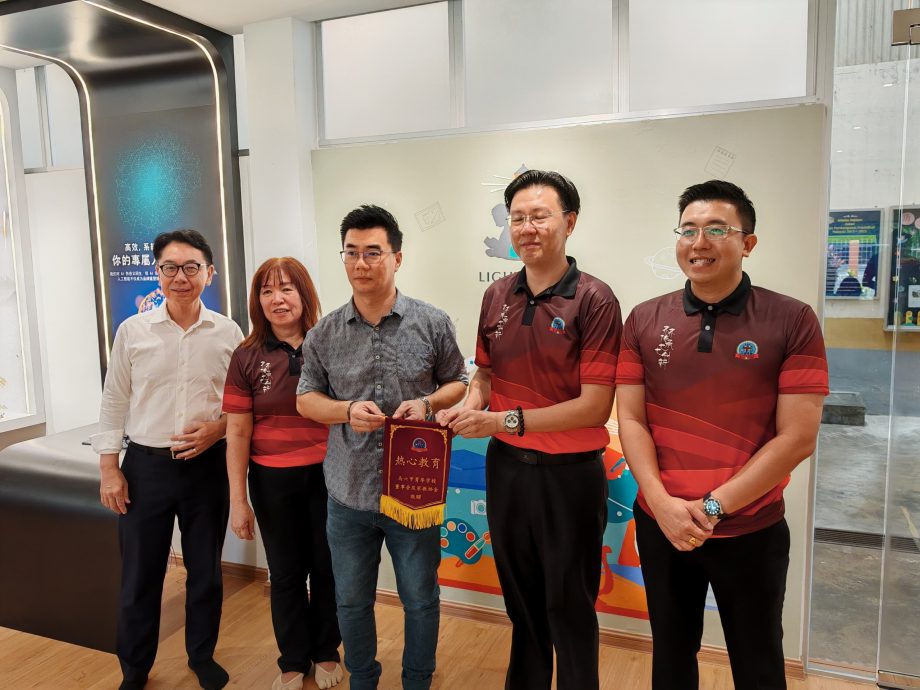 (古城第六版主文)育华书香阁除了阅读空间舒适,也设有AI设备,让学生跟上时代脚步