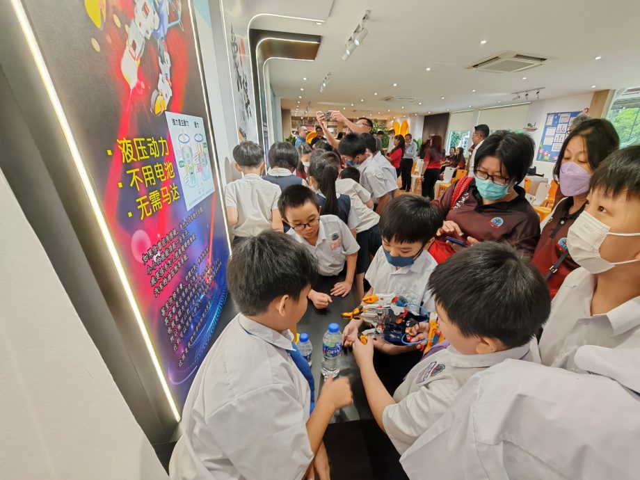 (古城第六版主文)育华书香阁除了阅读空间舒适,也设有AI设备,让学生跟上时代脚步