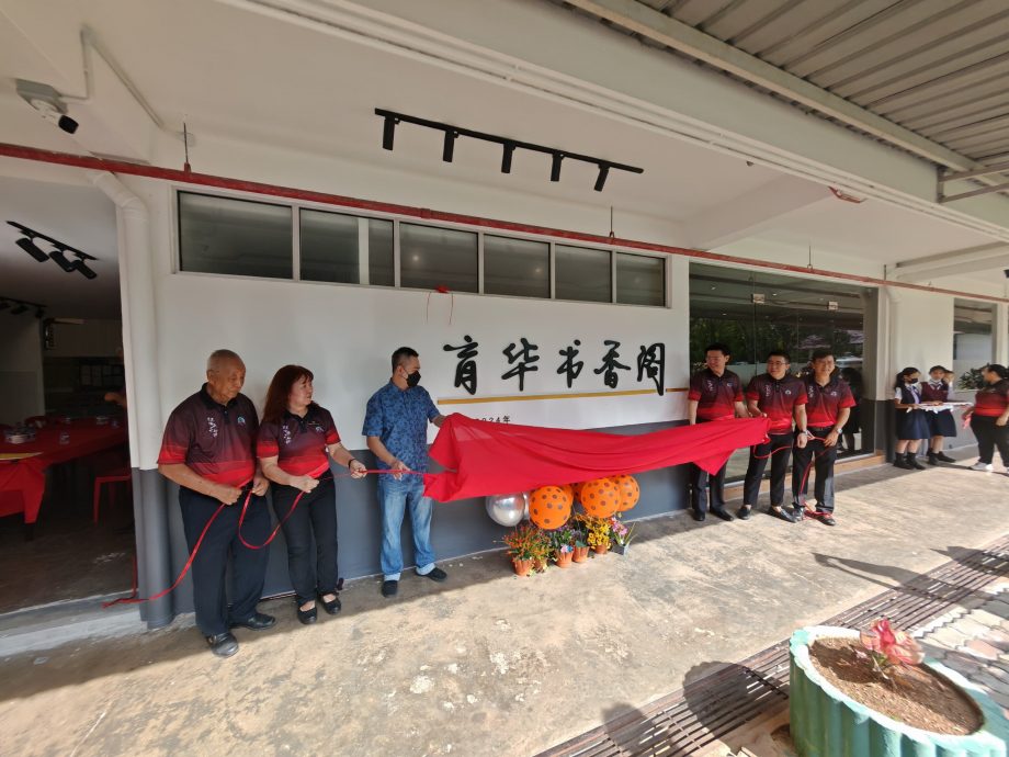 (古城第六版主文)育华书香阁除了阅读空间舒适,也设有AI设备,让学生跟上时代脚步