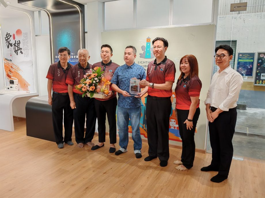 (古城第六版主文)育华书香阁除了阅读空间舒适,也设有AI设备,让学生跟上时代脚步