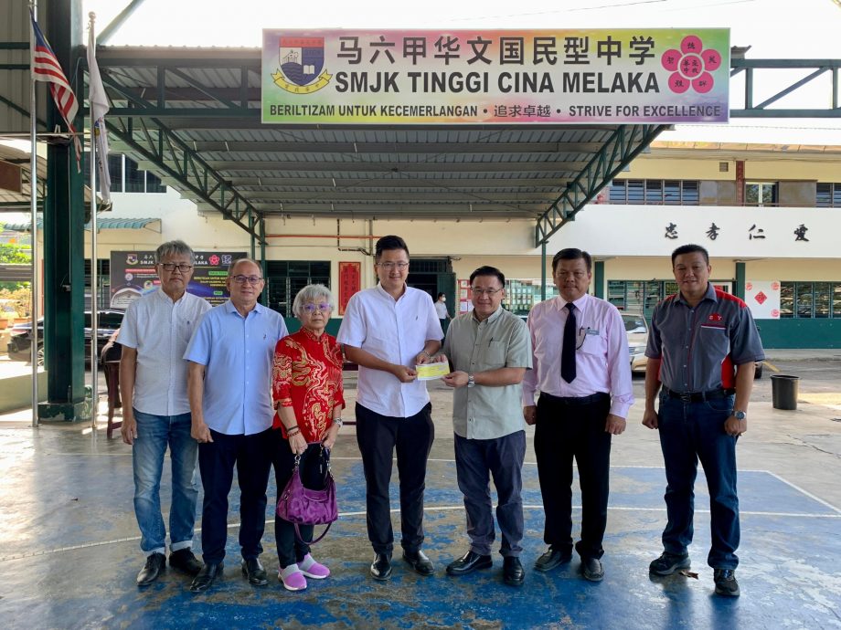 (古城第六版主文)谢守钦移交匿名者捐献1万令予甲华中