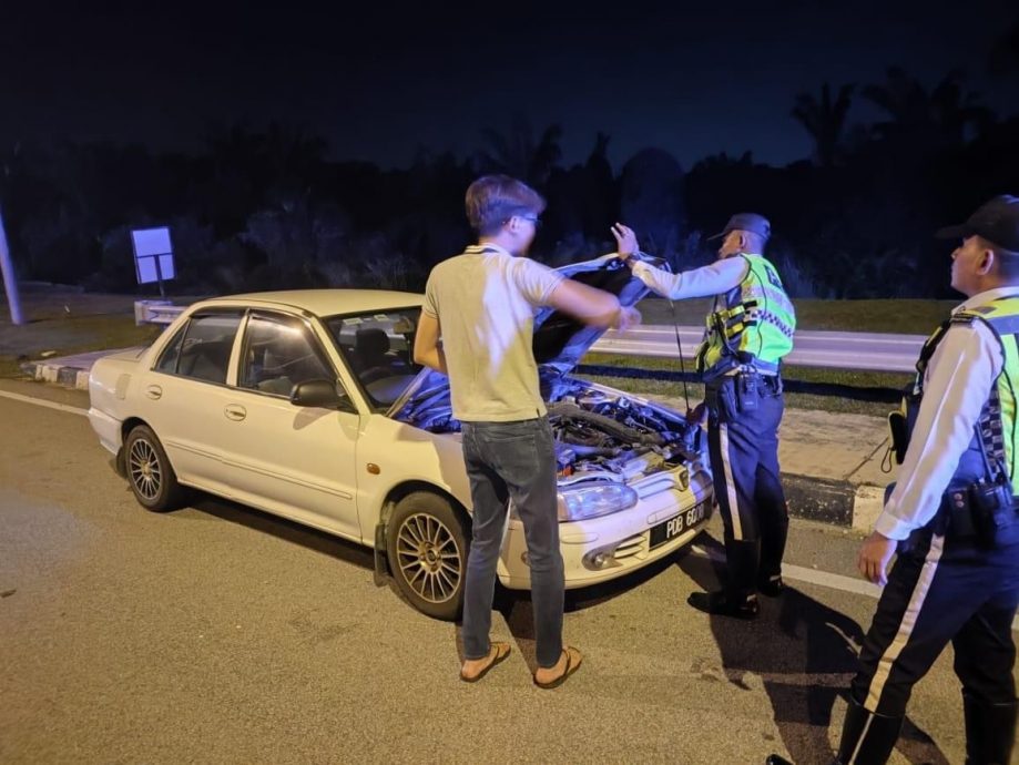 (大北马)2名交警见司机轿车故障助推车