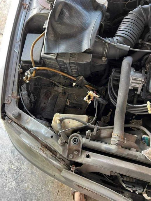  （大北马）停放在店屋前的轿车被4名小偷趁夜偷走轮胎与电池