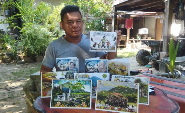 数码年代贺卡绝迹，华玲男子自绘自印刷传统贺卡来卖！