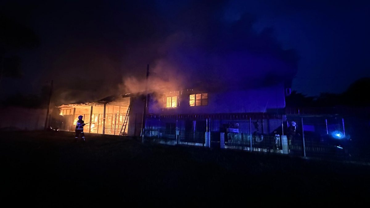 (大北马)疑电线短路3间房屋起火燃烧