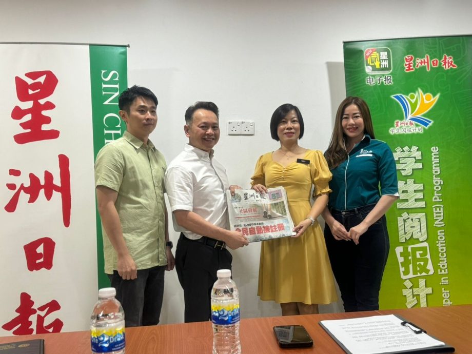 (大北马)谢扶佑赞助星洲日报给北海励华学校。