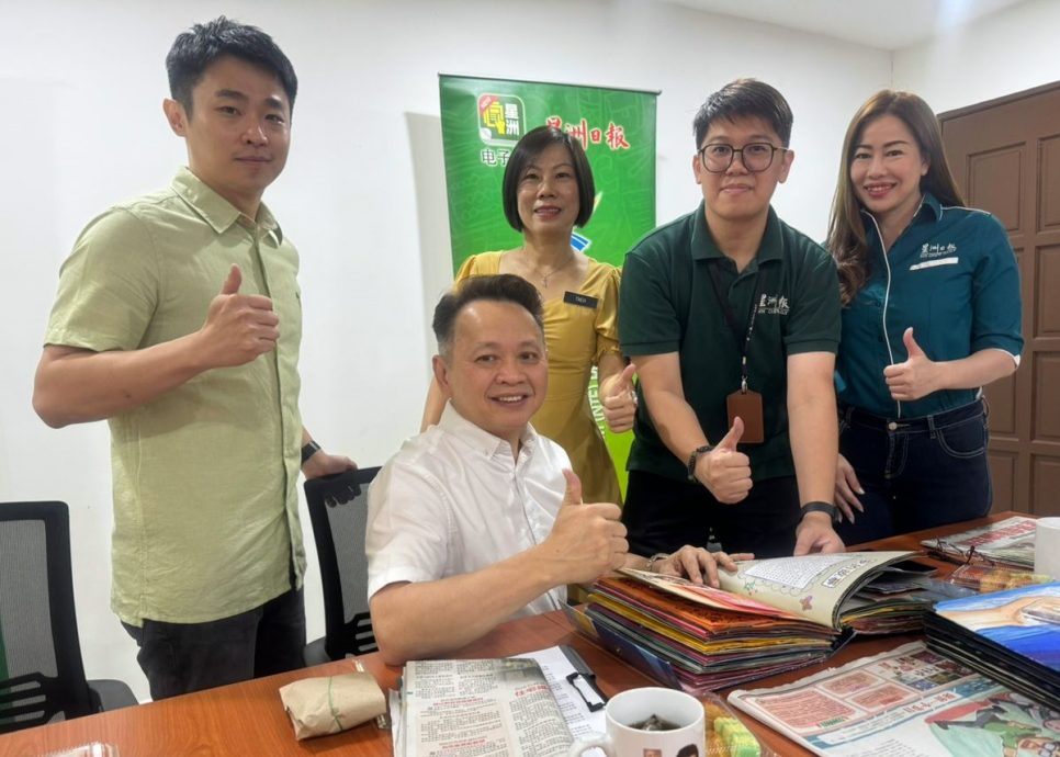 (大北马)谢扶佑赞助星洲日报给北海励华学校。