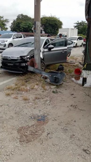 (大北马)贼车撞灯柱一人被补