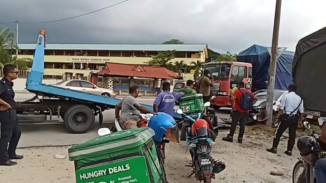 (大北马)贼车撞灯柱一人被补