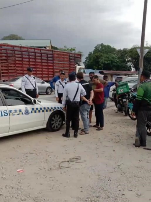 (大北马)贼车撞灯柱一人被补