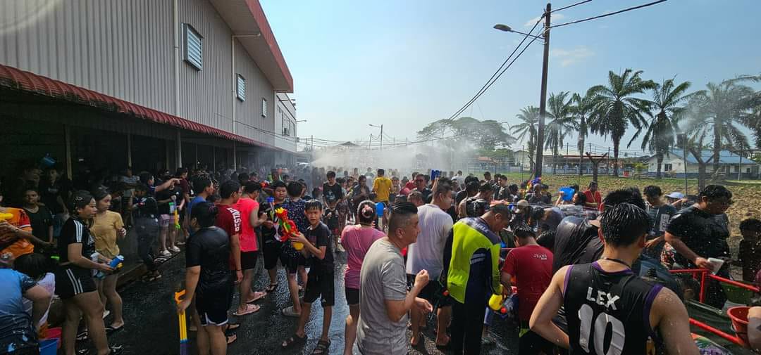 (大北马)近千人参加巴东伦武义消队“泼水节”活动!