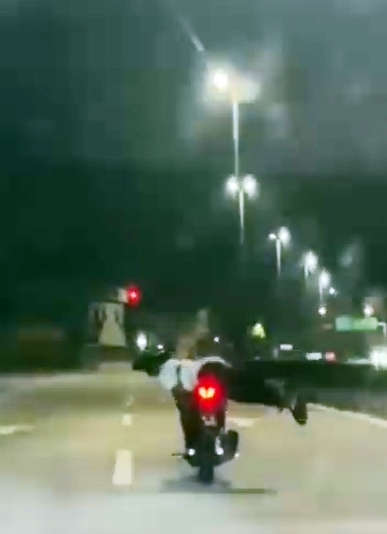 (大北马)骑士单手扮超人 玩命飙车