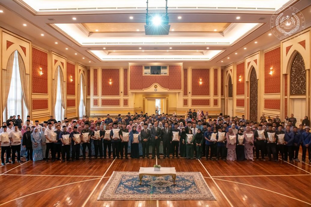 194王宫职员 获国家元首赠白米