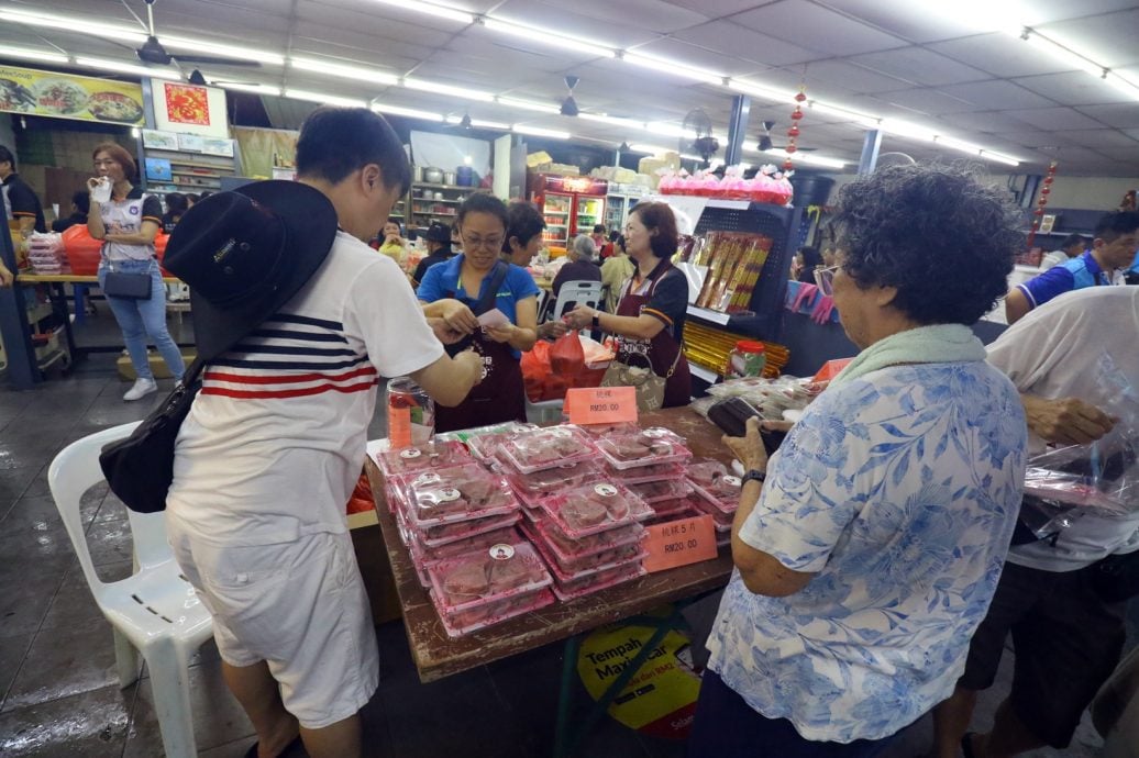 （已签发）柔： “三月初三锣鼓响”庙会：风雨无阻潮州情，民众撑伞赴“潮州美食街”抢购