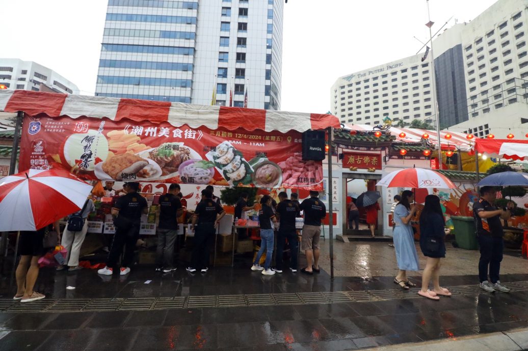 （已签发）柔： “三月初三锣鼓响”庙会：风雨无阻潮州情，民众撑伞赴“潮州美食街”抢购