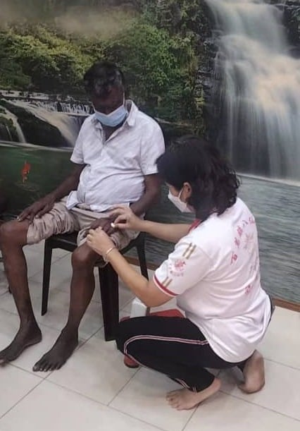 （已签发）柔：【善心美事】每周办义诊每月派物资 百万镇八仙宫集结各方助人