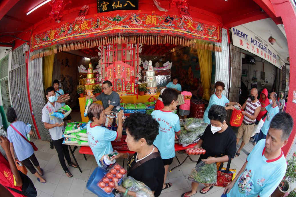 （已签发）柔：【善心美事】每周办义诊每月派物资 百万镇八仙宫集结各方助人