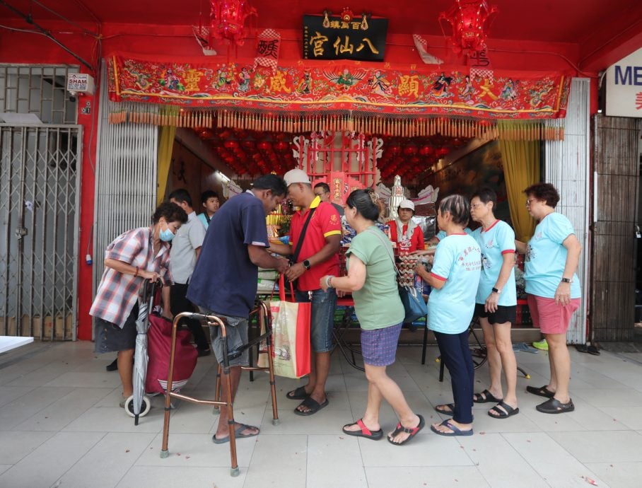 （已签发）柔：【善心美事】每周办义诊每月派物资 百万镇八仙宫集结各方助人