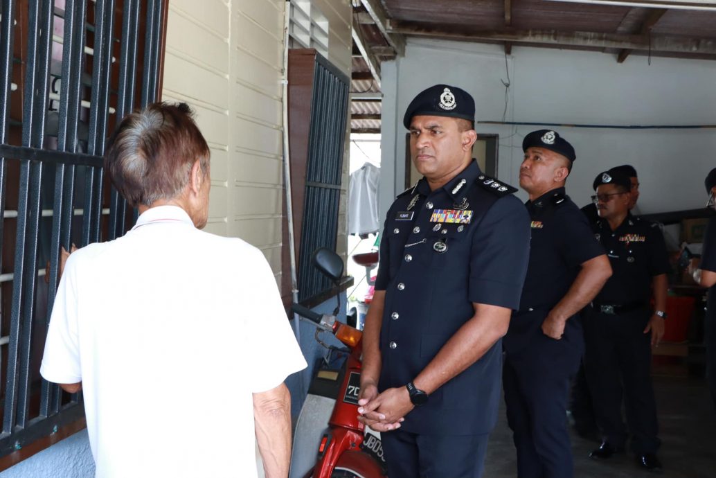 （已签发）柔：依城警区主任古马拉山巡访江加埔来新村