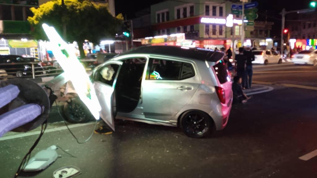 (已签发)柔:新邦令金大街车祸 分界堤路灯被撞断