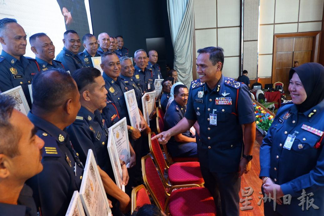 (已签发)柔:柔消拯局肯定付出和贡献 175消拯员获颁表扬状