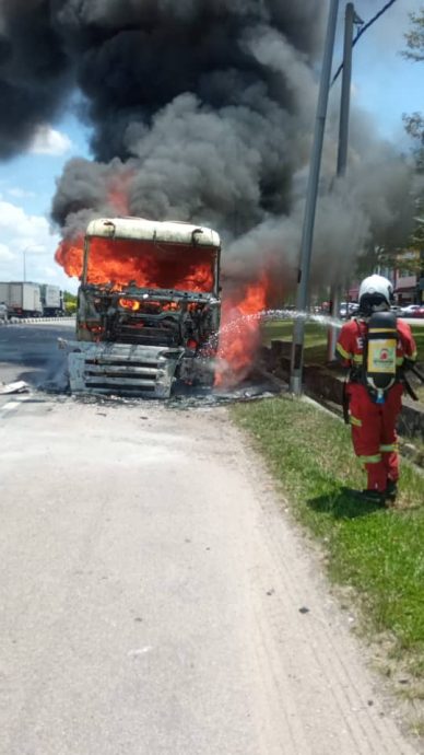 (已签发)柔:油槽罗里令金至古来路起火燃烧 所幸无人伤亡