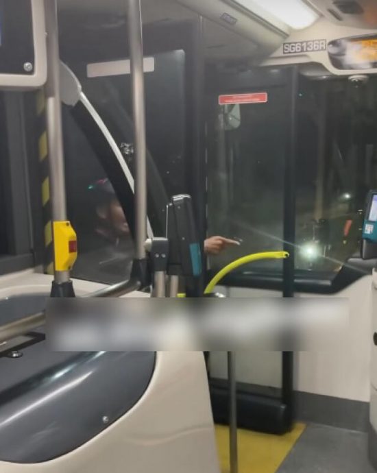 (已签发)柔:狮城二三事:疑不满脚车挡路 车长骑士掀骂战