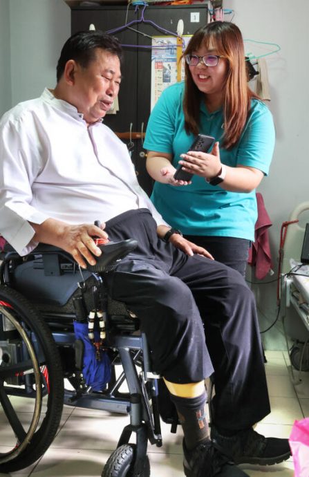 (已签发)柔:狮城二三事:六旬男子车祸截肢 走出阴霾坐轮椅当荷官