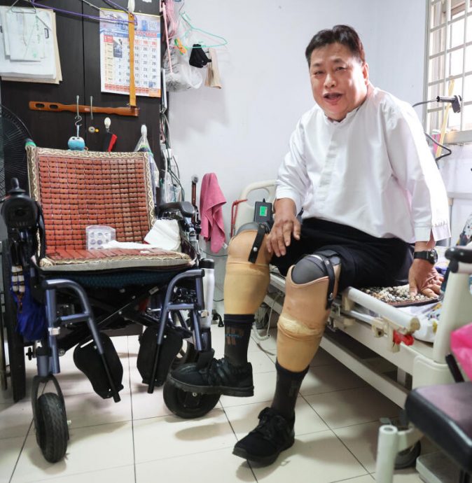 (已签发)柔:狮城二三事:六旬男子车祸截肢 走出阴霾坐轮椅当荷官