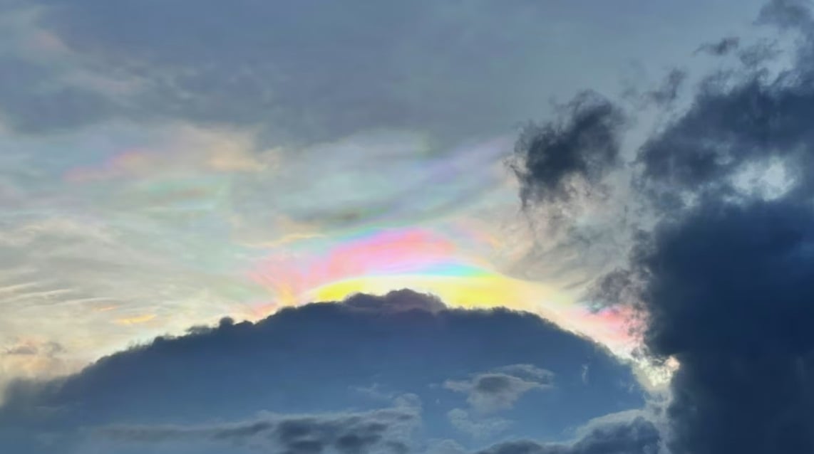 （已签发）柔：狮城二三事：狮城再出现罕见“彩虹云” 网民：本地版北极光