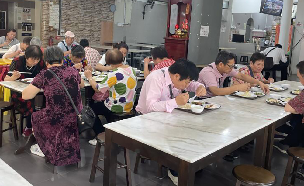 (已签发)柔:狮城二三事:狮城咖啡店接待旅行团 游客品尝狮城美食