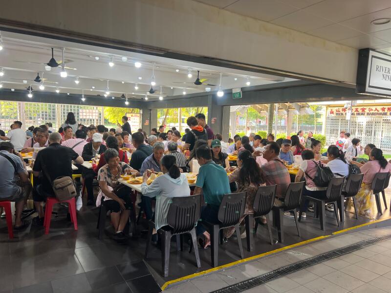 (已签发)柔:狮城二三事:狮城咖啡店接待旅行团 游客品尝狮城美食