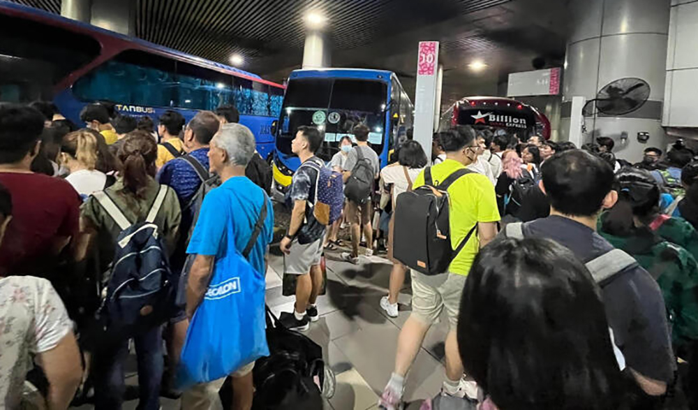 (已签发)柔:狮城二三事:长周末结束又见人龙 新山往狮城通关耗逾2小时