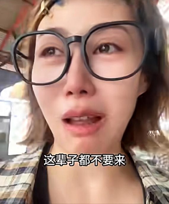 (已签发)柔:狮城二三事:鸽子出没食阁 女子吓哭称将不再到狮城