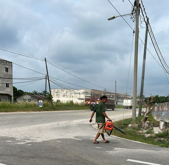 （版2头）大都会/村民自行清理道路沙石引关注