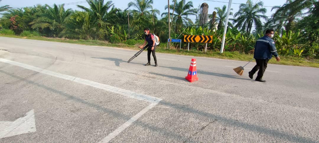 （版2头）大都会/村民自行清理道路沙石引关注