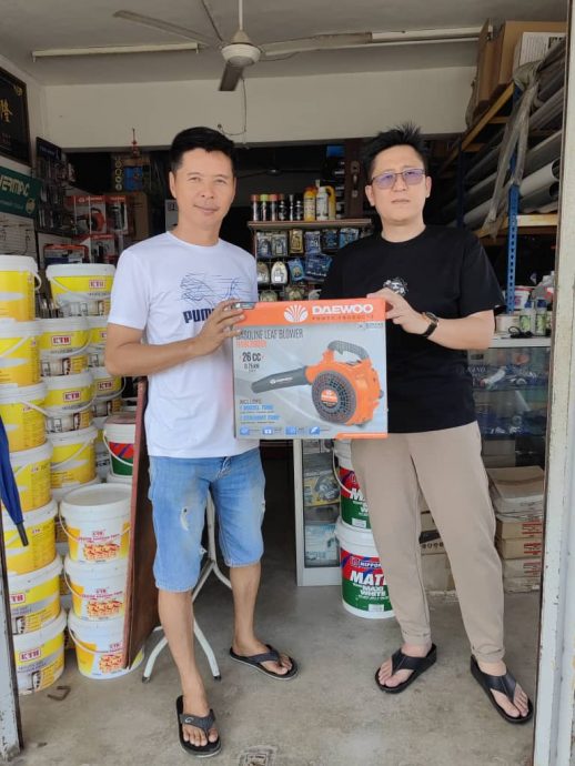 （版2头）大都会/村民自行清理道路沙石引关注