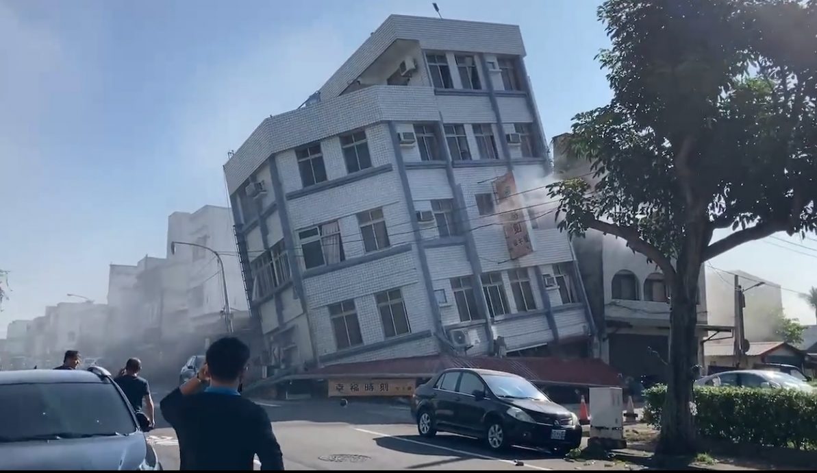 （视频）花莲传灾情 多幢房屋倾斜或倒塌 有早餐店被压扁 
