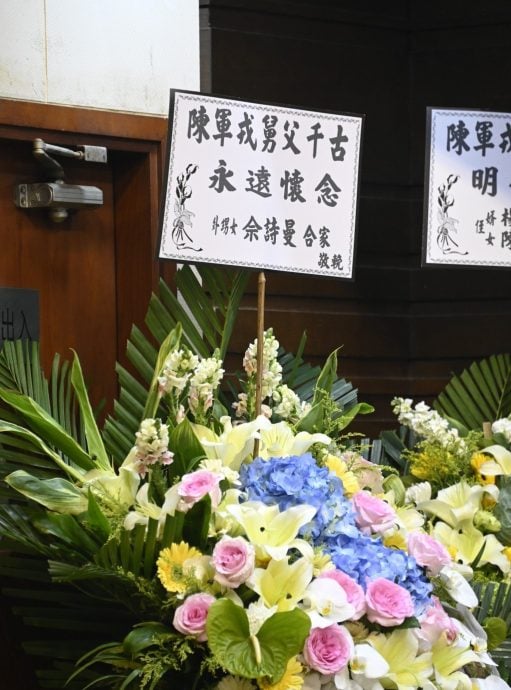 陈狄克设灵丨巨星送花牌 佘诗曼花牌署名揭亲戚关系