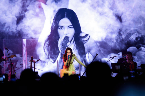 Hebe惊喜探班惹哭Ella Selina带小腰果支持被催生二胎