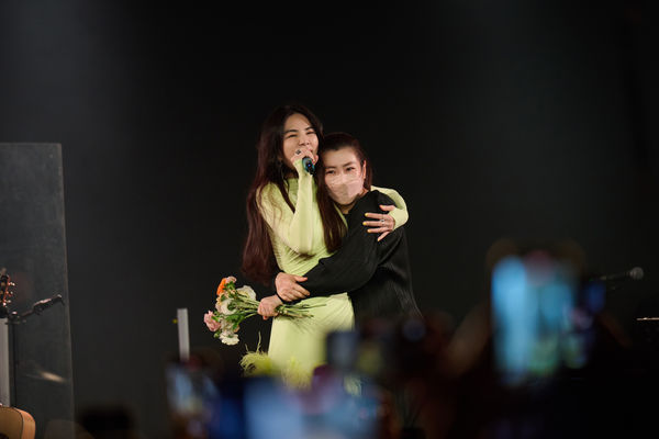 Hebe惊喜探班惹哭Ella Selina带小腰果支持被催生二胎